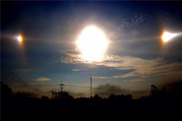 
"3 mặt trời" xuất hiện trên bầu trời tỉnh Gia Lai. (Ảnh: Đình Trần).